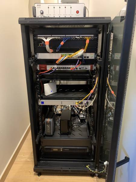 Baie informatique avec emetteur de sonorisation